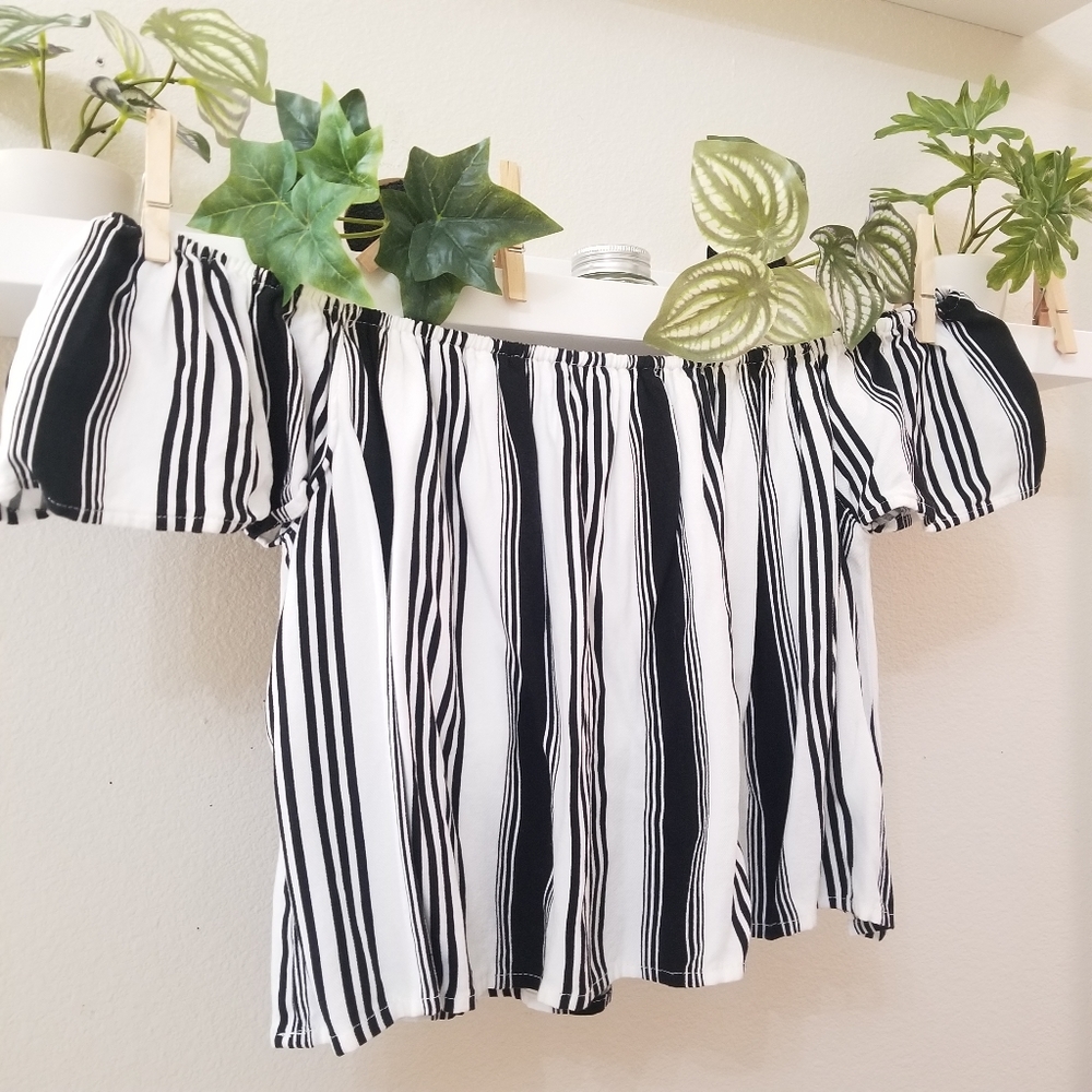 SALE❗️4 for $20 Cute Stripe Off-Shoulder Crop top - Picture 7 of 7